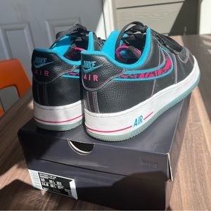 I’m selling this Air SForce 1 '07 LV8 'Miami Nights'